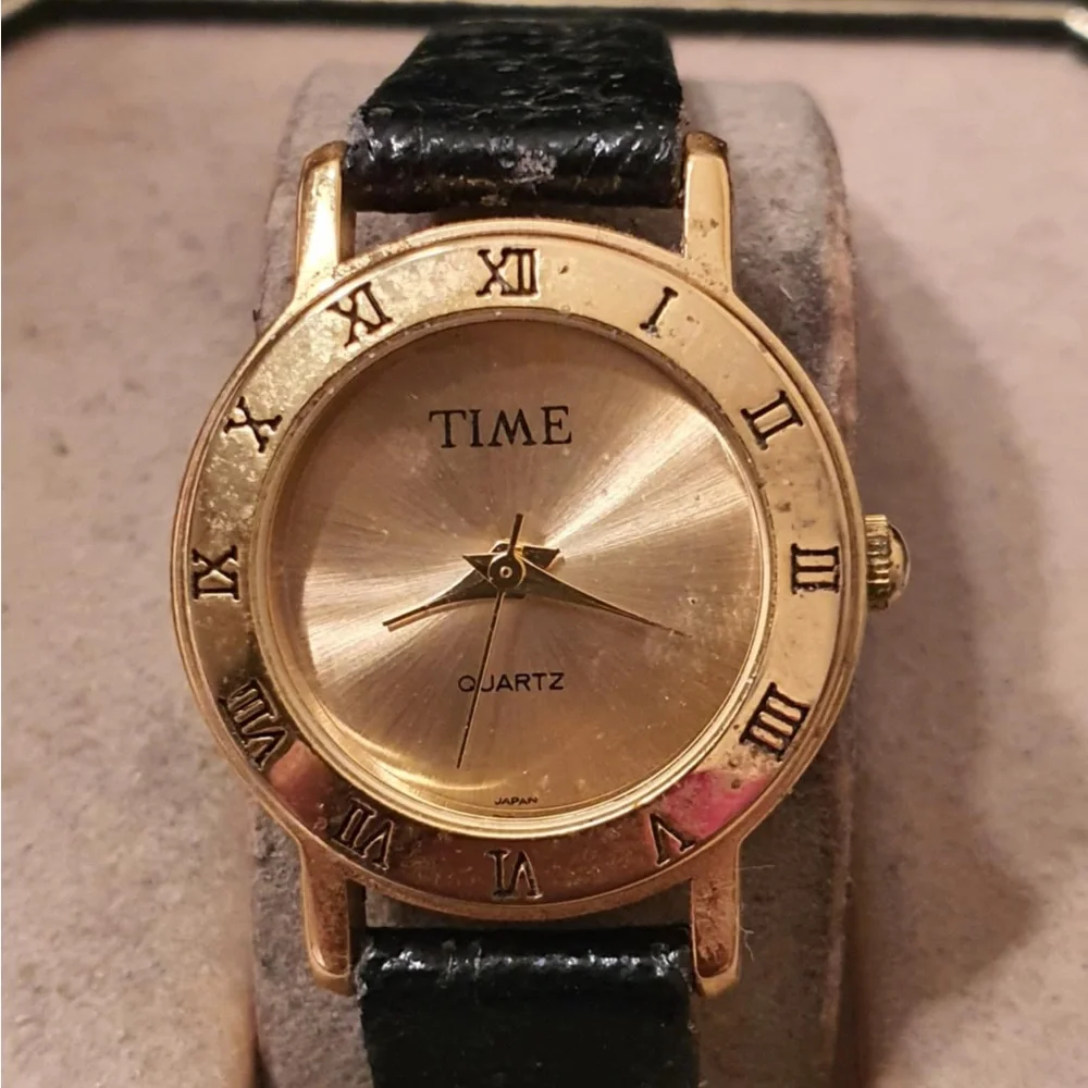 🦋10/$20🦋 Time Goldtone Leather Women's Watch